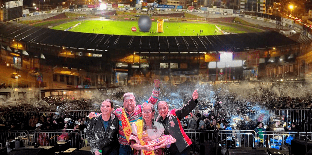 El Municipio de Cuenca dispuso la prohibición de varios artículos para el ingreso al Jueves de Compadres y Comadres de Carnaval. Foto Internet