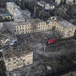 La Guerra entre Ucrania y Rusia ha dejado un aproximado de miles de falelcidos y cientos de estructuras destruídas. Foto EFE