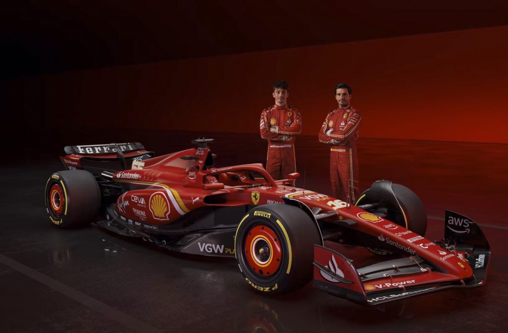 -FOTODELDIA- ROMA, 13/02/2024.- Los pilotos Carlos Sainz (d) y Charles Leclercposan durante la presentación del 'SF-24', el nuevo monoplaza de la escudería italiana Ferrari para el próximo Mundial, el último que pilotará Sainz, pues dejará su asiento en 2025 al inglés y siete veces campeón 'Sir' Lewis Hamilton. EFE/FERRARI/SOLO USO EDITORIAL/SOLO DISPONIBLE PARA ILUSTRAR LA NOTICIA QUE ACOMPAÑA (CRÉDITO OBLIGATORIO)