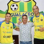 El presidente de Gualaceo Klever León, con Juan Ramírez y Oscar Sainz.