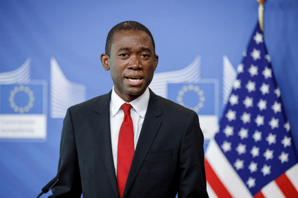 "Estas empresas tienen la opción de hacer negocios con el complejo de industria militar de Rusia o con países que representan más del 50 % de la economía mundial", indicó hoy desde Nueva York en un discurso preparado el subsecretario del Tesoro, Wally Adeyemo.