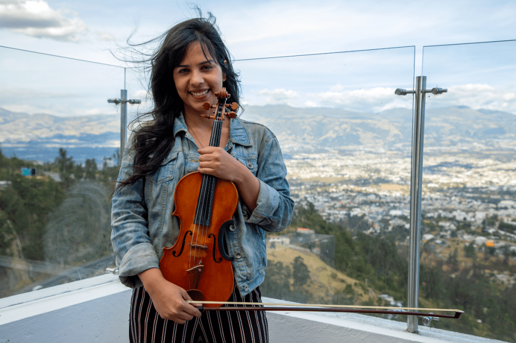 En medio de múltiples desafíos sociales y económicos que atraviesa el Ecuador, el Grupo de Trabajo para Refugiados y Migrantes (GTRM) presentó el Plan de Respuesta 2024 que prioriza apoyar al gobierno para lograr la integración socioeconómica, seguridad alimentaria y protección de la población refugiada y migrante y sus comunidades de acogida; sectores vitales para abordar las necesidades apremiantes de las personas con mayores vulnerabilidades.