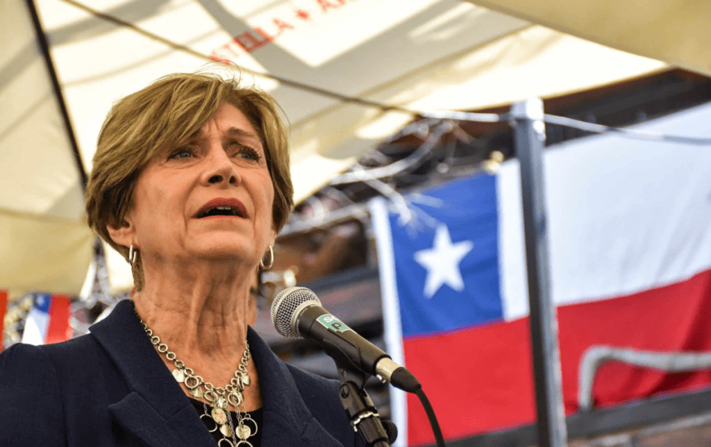 Una de las figuras más populares hoy en día de la derecha y quien constantemente aparece en las encuestas sobre preferencias presidenciales es la alcaldesa del capitalino barrio de Providencia, Evelyn Mattehi,