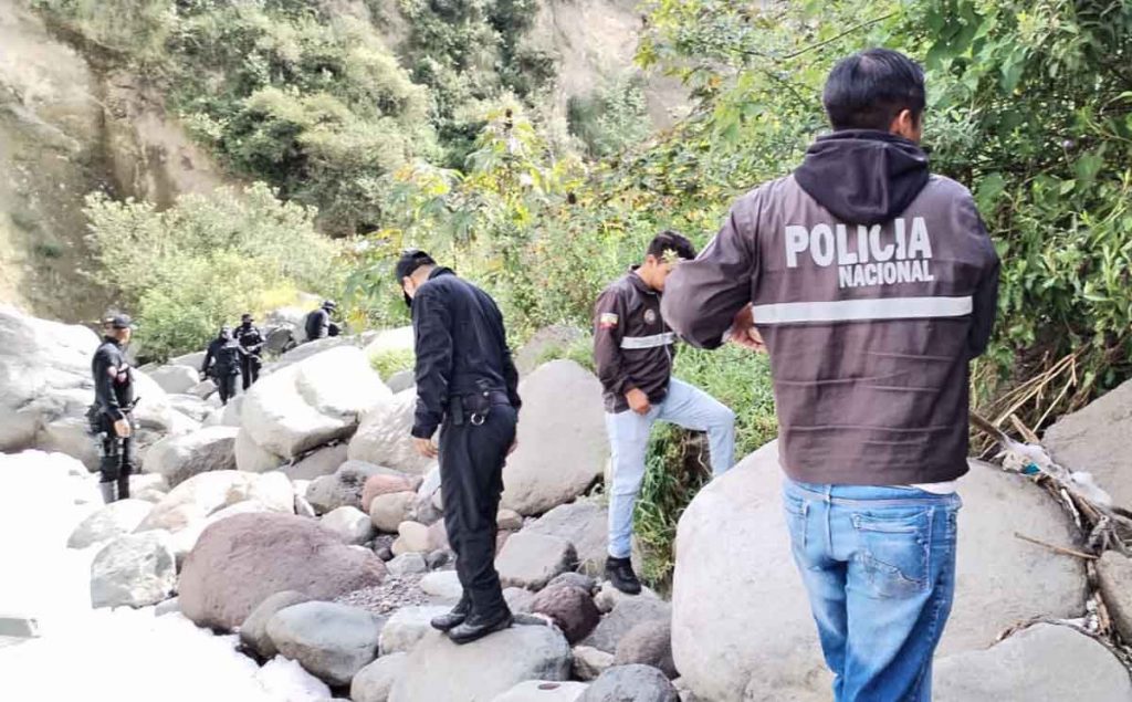 Personal de la Policía Nacional durante el hallazgo del cuerpo sin vida de Hernán Mendoza.