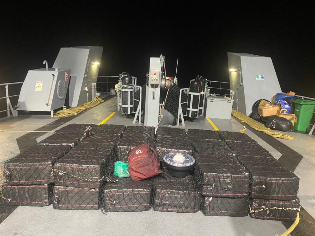 Una embarcación tipo panga con dos personas a bordo que transportaban 34 bultos de SCSF (cocaína) .Foto FFAA