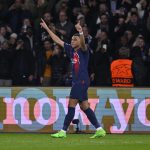 Según medios españoles, el francés Kylian Mbbapé ya firmó con el Real Madrid por las próximas cinco temporadas.