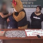 Con un disfraz de osos gigante fue como un policía de Perú atrapó a una presunta delincuente. Foto Internet