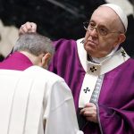 El papa Francisco lamentó que en el mundo todo se haya vuelto social y expuesto, dijo en la misa del miércoles de Ceniza. Foto EFE