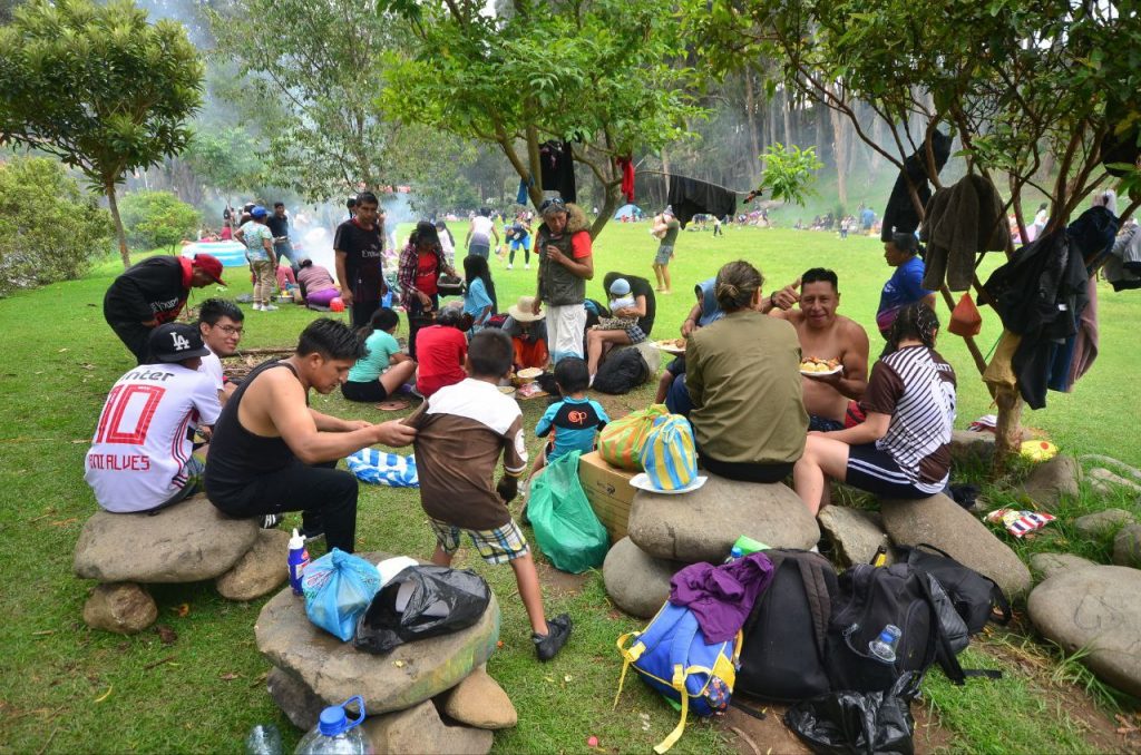 Familias cuencanas disfrutaron del último día de feriado de Carnaval en la orilla de los ríos. Foto FM