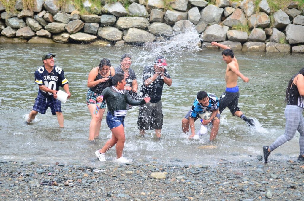 Decenas de ciudadanos se encuentran en la orilla del río Santa Bárbara para disfrutar del último día de Carnaval.