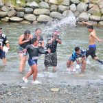 Decenas de ciudadanos se encuentran en la orilla del río Santa Bárbara para disfrutar del último día de Carnaval.