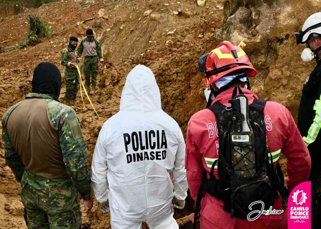Trabajos de rescate en el cantón Camilo Ponce Enríquez tras el deslave.