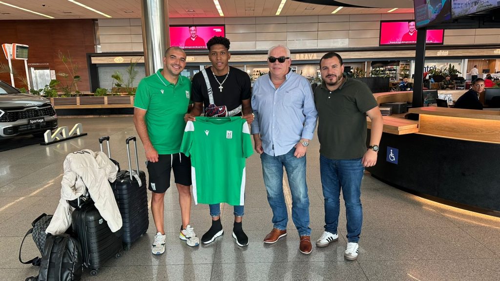 Oscar Quiñonez ya en tierras Uruguayas junto al gerente de Racing de Montevideo Rodrigo García, el empresario Uruguayo Óscar Garcilazo y Andrés Caicedo