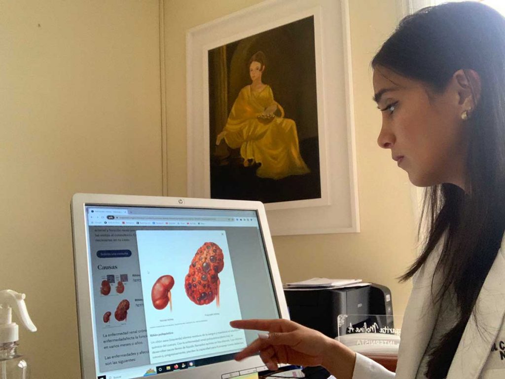 La especialista María Caridad Manzano hizo recomendaciones sobre el cuidado del riñón sobre consumo de alimentos en Cuenca.