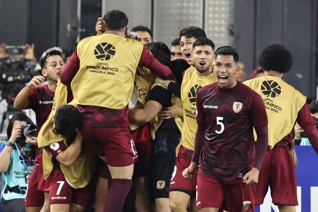 Jugadores de Venezuela celebran gol ante Argentina. Foto: CONMEBOL