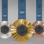 Estas son las medallas que recibirán los atletas olímpicos y paralímpicos. Foto COI
