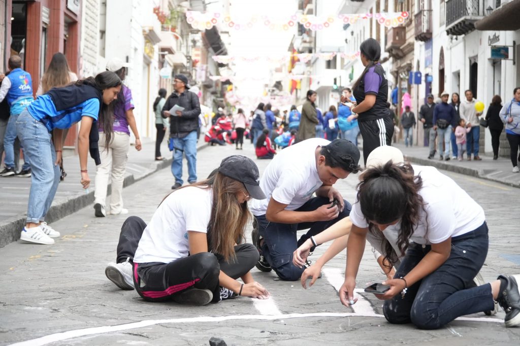 Los niños, jóvenes y adultos se encargaron de realizar con tizas frases e imágenes en la calle Bolívar. Cortesía