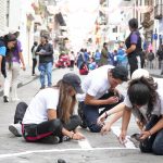 Los niños, jóvenes y adultos se encargaron de realizar con tizas frases e imágenes en la calle Bolívar. Cortesía