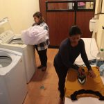 Janeth León y Digna Barros prueban las lavadoras y el área de planchado que se implementó en la Casa de la Mujer. XCA