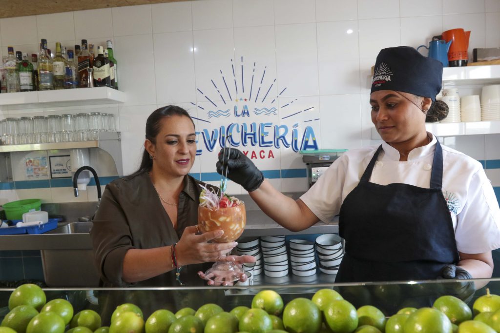 Gabriela Granda con Mónica González alistan el ceviche conocido como “Rompecolchón”. Esta delicia se expende en el local “La Cevichería Guayaca”. XCA