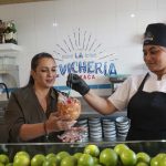 Gabriela Granda con Mónica González alistan el ceviche conocido como “Rompecolchón”. Esta delicia se expende en el local “La Cevichería Guayaca”. XCA