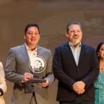 Cristian Zamora, alcalde de Cuenca, recibió ayer la certificación “Culinary Capitals” por Nicolás Pérez, embajador de la World Food Travel Association en Ecuador. XCA