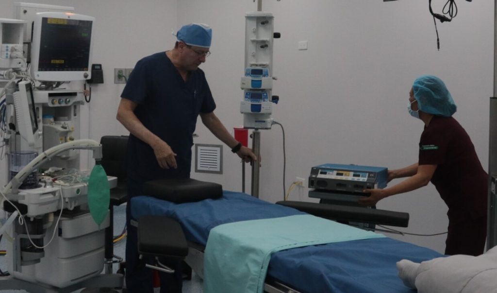 Lauro López, médico, muestra un quirófano con un arco en c y otros equipos que usan para el tratamiento del dolor. XCA