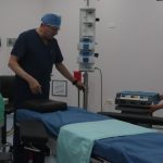Lauro López, médico, muestra un quirófano con un arco en c y otros equipos que usan para el tratamiento del dolor. XCA