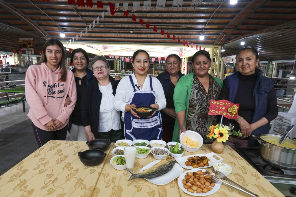 Monserrat Albarracín (C), del mercado “3 de Noviembre” prepara la fanesca con la receta de su madre. XCA