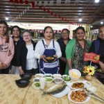 Monserrat Albarracín (C), del mercado “3 de Noviembre” prepara la fanesca con la receta de su madre. XCA