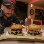 David Ordóñez, de “San Pedro Artesanal”, muestra dos de las hamburguesas que elaboran. La materia prima la obtienen de sus reses que tienen en corrales en Cuenca y Nabón. XCA