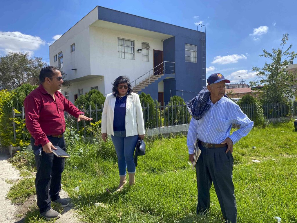 Los directivos y representantes del barrio Santa Marianita del Arenal muestran un predio junto a la UPC donde piden que se construya la casa comunal. XCA