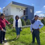 Los directivos y representantes del barrio Santa Marianita del Arenal muestran un predio junto a la UPC donde piden que se construya la casa comunal. XCA