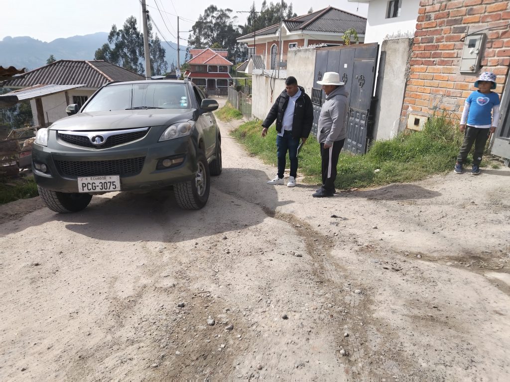 Los habitantes de la comunidad El Calvario, de Turi, esperan que las autoridades concluyan el asfaltado del acceso principal. XCA