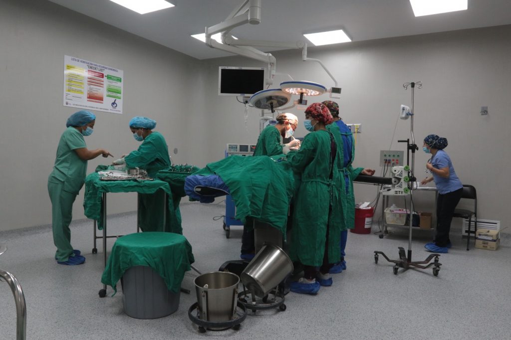 Los médicos del Hospital Regional “Vicente Corral Moscoso”, atienden un paciente en una de las salas de quirófano mejoradas. XCA