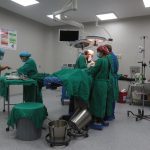 Los médicos del Hospital Regional “Vicente Corral Moscoso”, atienden un paciente en una de las salas de quirófano mejoradas. XCA