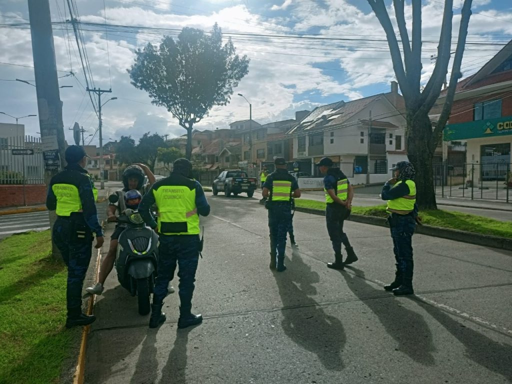 Los agentes civiles de tránsito de la EMOV EP efectúan operativos en las calles y avenidas de la ciudad. Lo cumplen de forma aleatoria. BPR