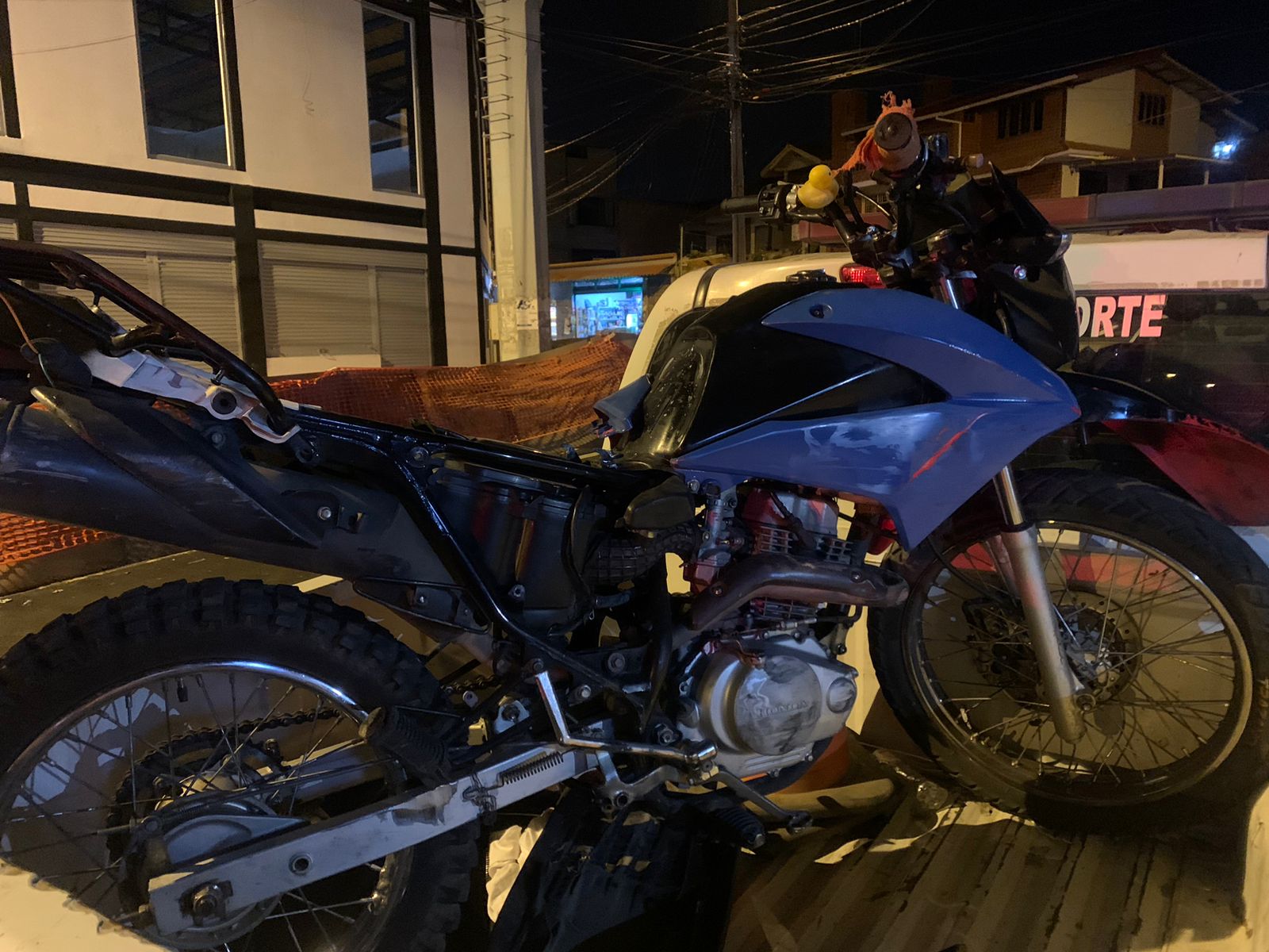 En Ricaurte de Cuenca, la Policía capturó a un adolescente de 15 años y un joven de 22 años que se movilizaban en una motocicleta robada.