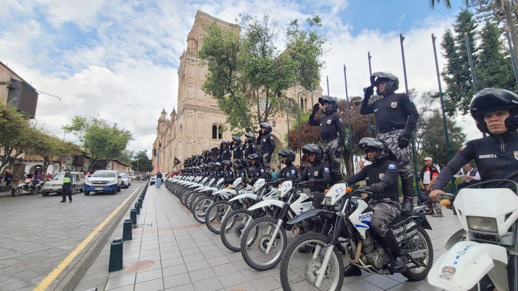 En Cuenca, la Policía Nacional cumplió con una ceremonia de reconocimientos; además, estuvieron presentes uniformados del Grupo de Operaciones Motorizadas, en el Parque Calderón.