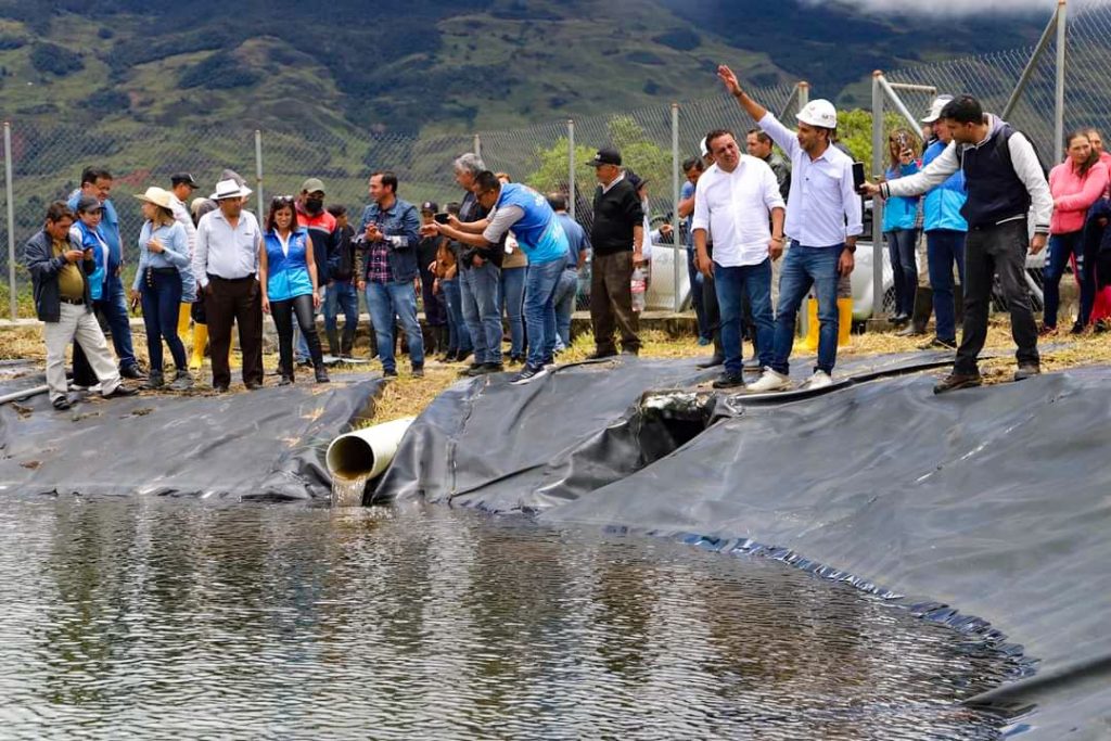 El reservorio del sifón de Don Julo se activó con las obras para recuperar la conducción. Las autoridades recorrieron en días atrás la zona para verificar los trabajos. Cortesía