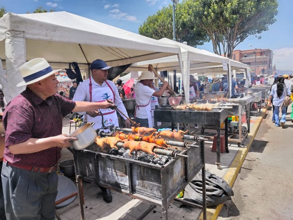 En los alrededores del parque central se ubicaron los puestos para la venta de cuyes asados. Los barrios mantienen esta tradición que cumplió 50 años. BPR