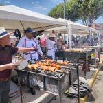En los alrededores del parque central se ubicaron los puestos para la venta de cuyes asados. Los barrios mantienen esta tradición que cumplió 50 años. BPR