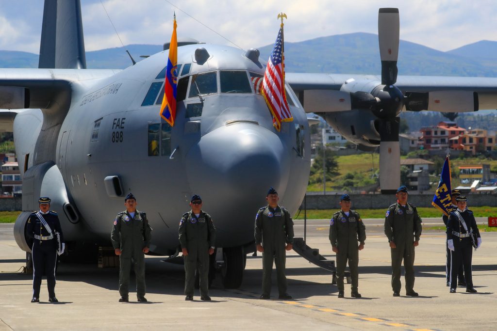 Miembros de las fuerzas armadas ecuatorianas se forman frente a un avión Hércules C-130 donado por Estados Unidos para el combate a las bandas del crimen organizado y desarrollar también operaciones en casos de emergencia meteorológica, este lunes, en el aeropuerto de la ciudad de Latacunga, Provincia de Cotopaxi Foto: José Jácome/ EFE