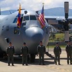 Miembros de las fuerzas armadas ecuatorianas se forman frente a un avión Hércules C-130 donado por Estados Unidos para el combate a las bandas del crimen organizado y desarrollar también operaciones en casos de emergencia meteorológica, este lunes, en el aeropuerto de la ciudad de Latacunga, Provincia de Cotopaxi Foto: José Jácome/ EFE