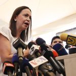 La líder opositora venezolana María Corina Machado ratificó este lunes que se mantendrá en la ruta electoral de cara a los comicios presidenciales del 28 de julio, sin explicar de qué forma lo hará, ante la imposibilidad de la Plataforma de la Unidad Democrática (PUD) de inscribir a la historiadora Corina Yoris en el plazo establecido por el Consejo Nacional Electoral (CNE). EFE