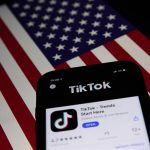 La Cámara de Representantes de Estados Unidos aprobó este miércoles un proyecto de ley que obligaría a TikTok a desvincularse de su empresa matriz en China o ser prohibido en Estados Unidos. El proyecto fue aprobado por 352 votos a favor y 65 en contra -de los que 15 votos fueron republicanos y 50 demócratas- y ahora deberá tener el visto bueno del Senado y ser ratificado por el presidente Joe Biden, quien ha dicho que firmaría esa ley. EFE
