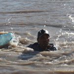 Migrantes que cruzan la frontera afrontan nuevos riesgos porque Estados Unidos ha comenzado a descargar en el río Bravo (o Grande) el agua que le corresponde a México por tratado, por lo que quedan atrapados entre la corriente y el cerco de navajas que el Gobierno de Texas se niega a quitar. EFE