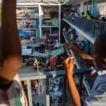 Más de un millón de niños, niñas y adolescentes están atrapados por la violencia de las bandas armadas en Haití, al vivir en zonas controladas o bajo influencia de esos grupos, lo que representa una cuarta parte de la población infantil del país, denunció este jueves la organización humanitaria Save the Children. EFE