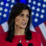 a candidata presidencial republicana estadounidense Nikki Haley anuncia la suspensión de su campaña presidencial durante una conferencia de prensa en su sede en Daniel Island en Charleston, Carolina del Sur, este miércoles. Haley, La exgobernadora de Carolina del Sur se postuló contra el expresidente estadounidense Donald Trump en las primarias republicanas. EFE
