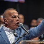 Rosales, inscrito la noche del lunes al filo del cierre del período de postulaciones, dijo este miércoles que está dispuesto a retirarse de la carrera por la Presidencia si la oposición tradicional propone un aspirante que supere los obstáculos que -aseguró- pone el Gobierno. EFE